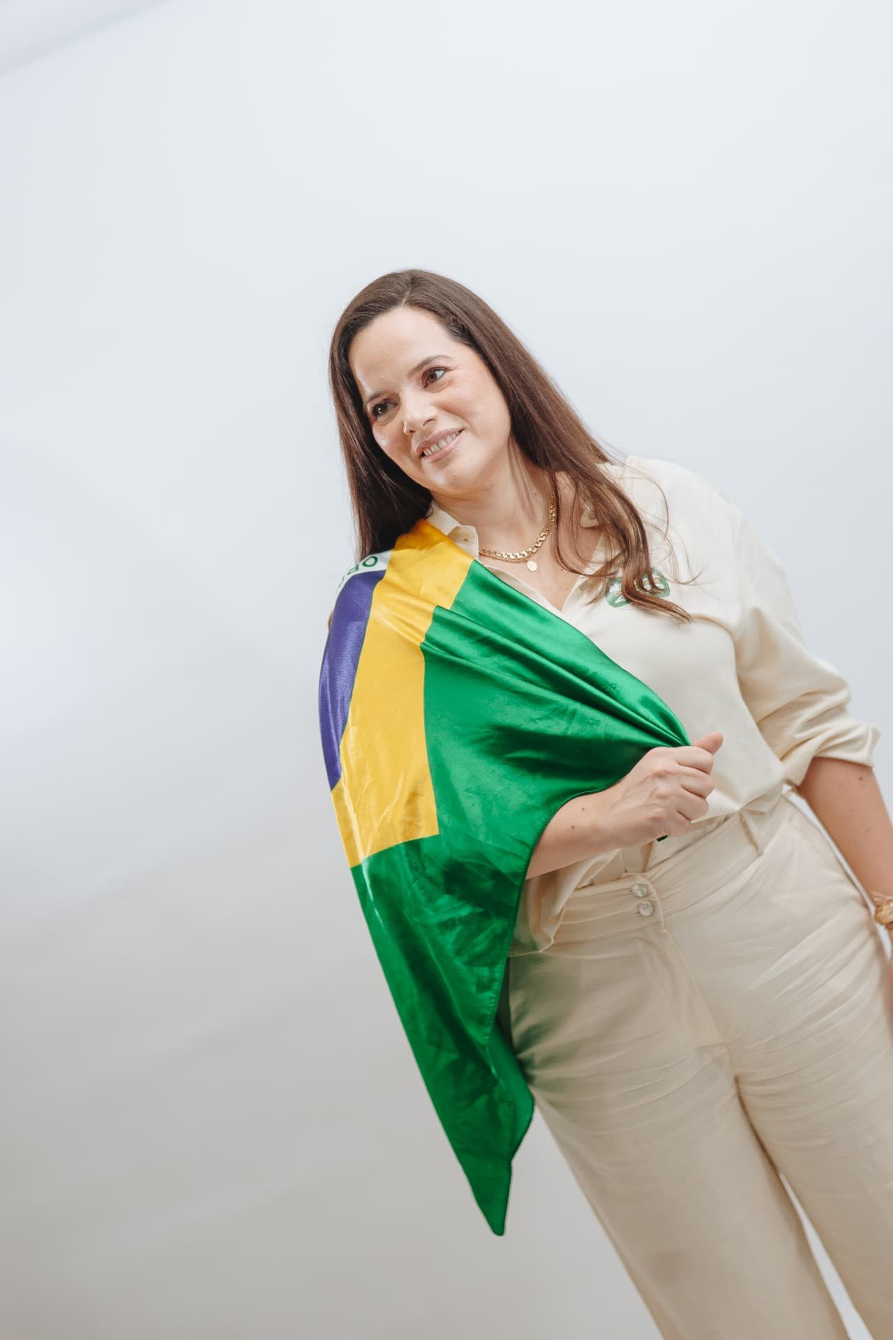 Marília Dantas com a bandeira do Brasil nos ombros